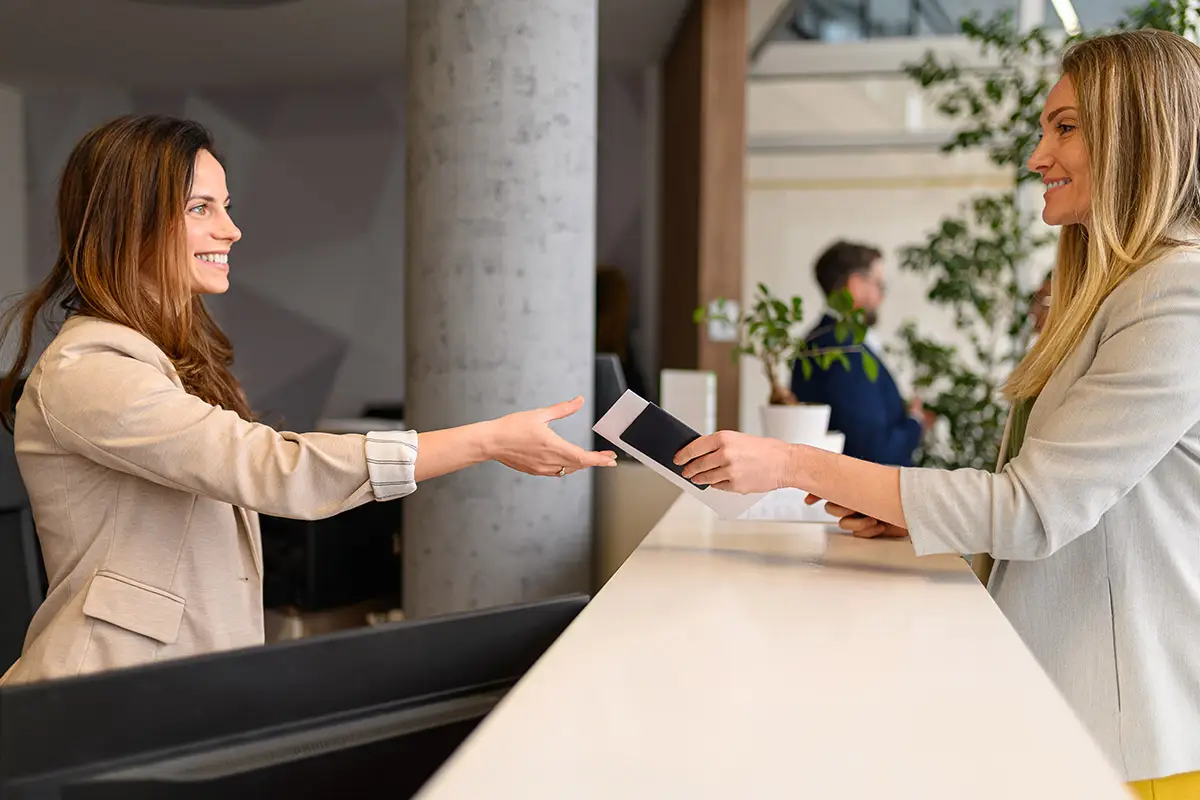 Eine Hostess mit Kundin an einem Empfang