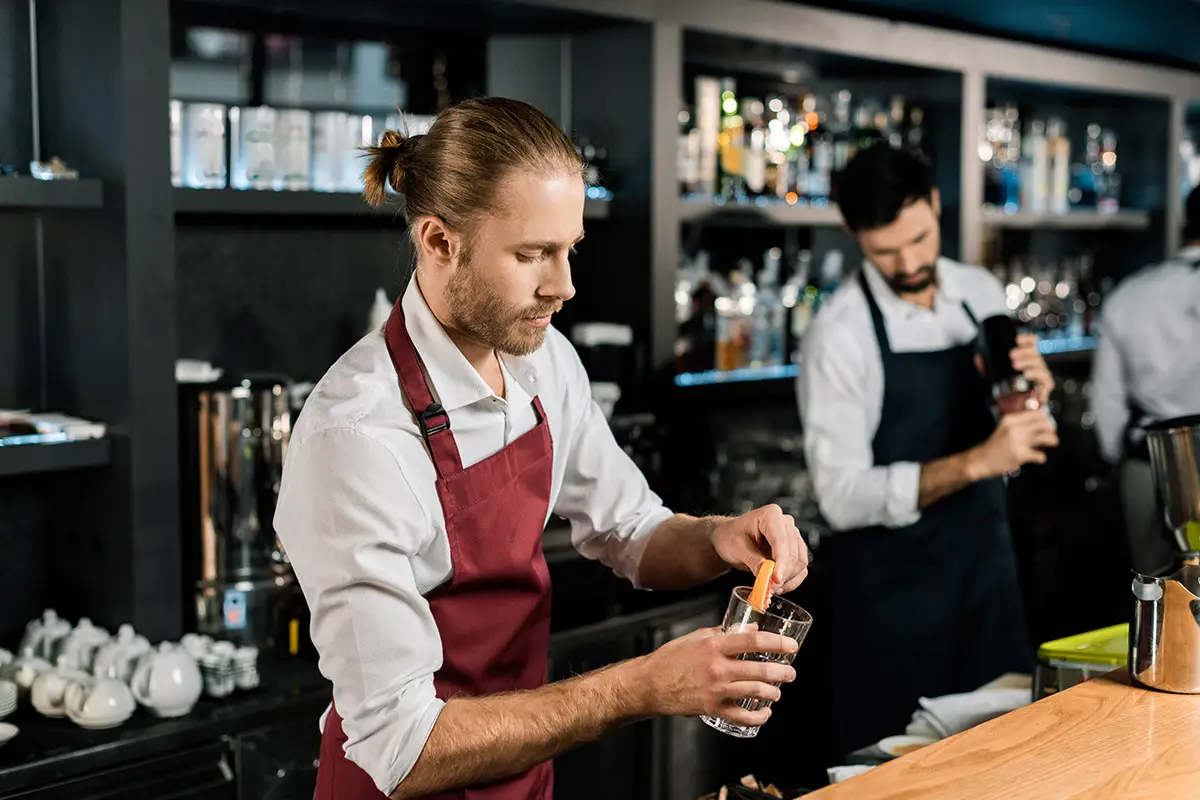 Barpersonal bei der Arbeit hinter der Theke